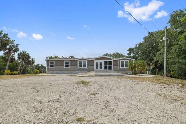 Building Photo - "Spacious 4-Bedroom Retreat with 3400 Sq F... Rental