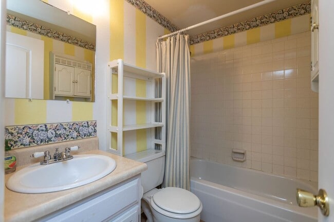 Photo - Lovely Bi-Level Home!