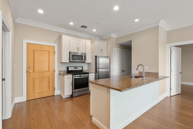 Building Photo - 20 Englewood Ave Unit 20 Englewood Avenue Rental