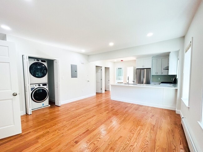 Building Photo - 27 Waverly St Unit 1