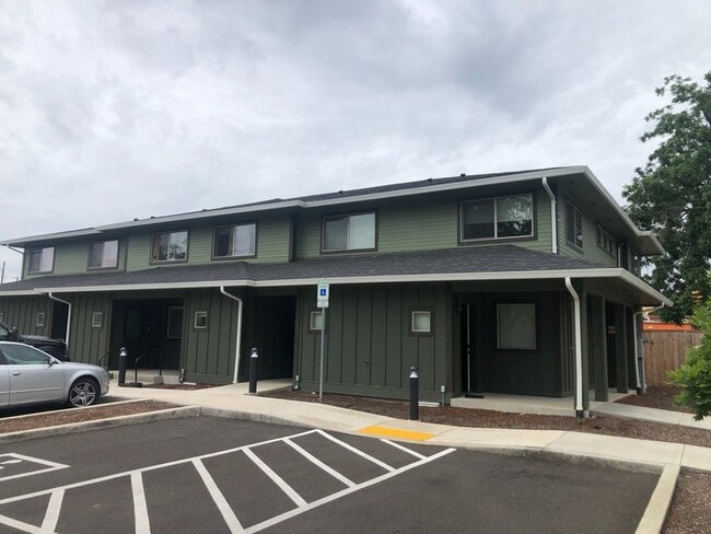 Building Photo - 8300 SE Flavel St Unit 102