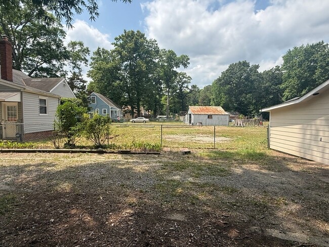 Photo - 2-bedroom 1 bathroom Cottage on a large lot with 2 large storage building on site