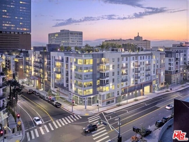 Building Photo - 1120 W 6th St Unit 2356