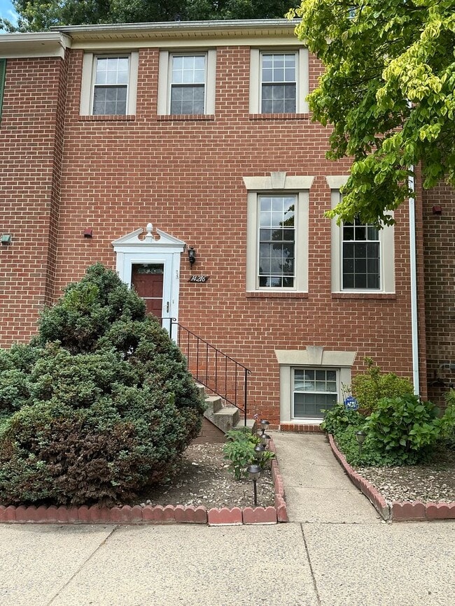 Building Photo - Very well maintained 3BR 3.5BA 3 level Colonial Townhome with fully fenced yard