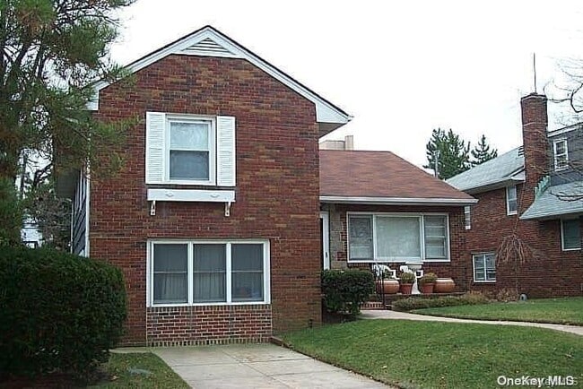 Building Photo - 608 E Penn St Unit Walk-in