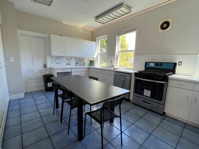 Photo - 1000 Memorial Dr Unidad 2F