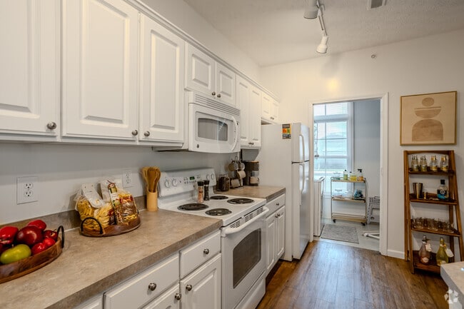 1BR, 1BA - 611SF - Kitchen - Fisher Commons