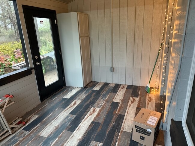 Screened porch with secure entrance with ceiling fan - 512 Macon Hwy Unit Apt A