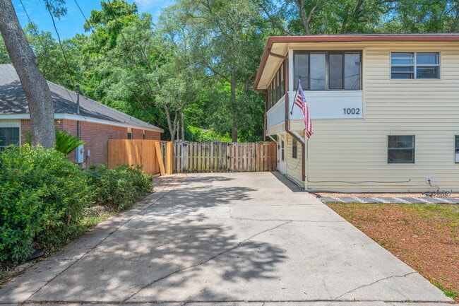 Photo - 1002 High Grove Ct