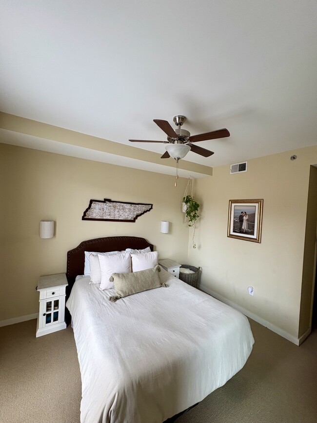 bed room - 200 Manufacturers Rd Unit 328