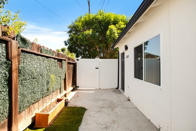 Photo - 23044 Saticoy St House