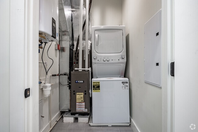 2HAB, 2BA - 1,027 ft² - 604 Bloomfield