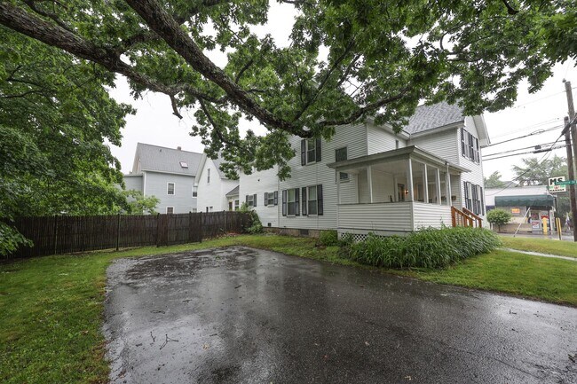 Photo - 736 Maple St
