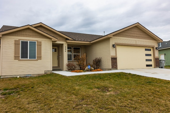 Photo - 1594 NE Cinder Loop