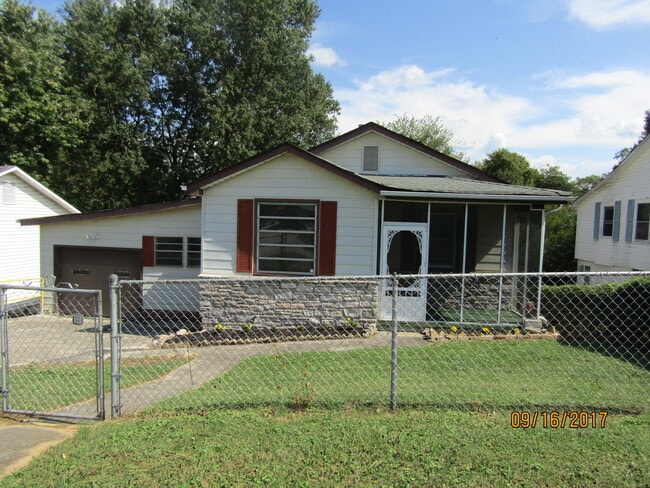 Building Photo - Alcoa 37701 - 3 bedroom home with bonus room - Call Karen Robertson (865) 454-7626