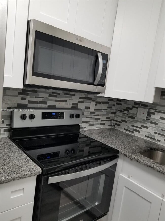 Building Photo - 2990 NE 16th Ave Unit 105
