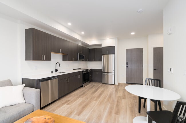 1BR, 1BA - 619SF - Kitchen