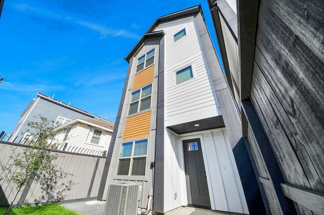 Photo - 2524 Live Oak St