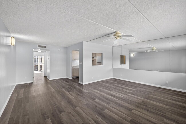 Building Photo - 700 Village Green Ct Unit 206