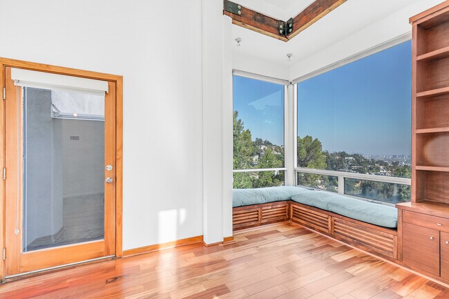 Photo - 2734 Hollyridge Dr