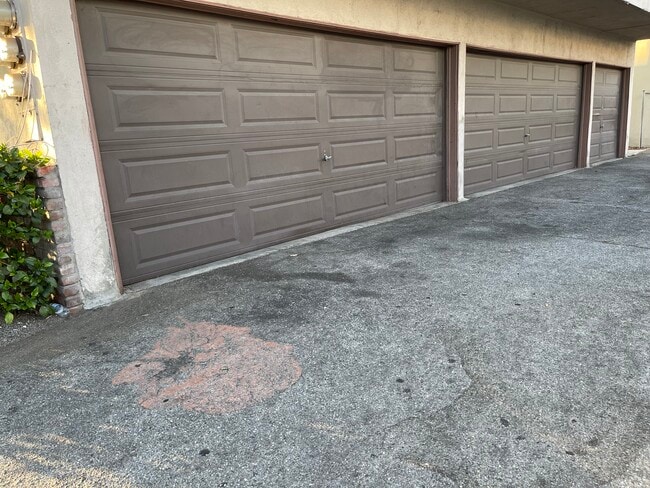 ¡Garaje - 10040 Pomering Rd Unidad #E