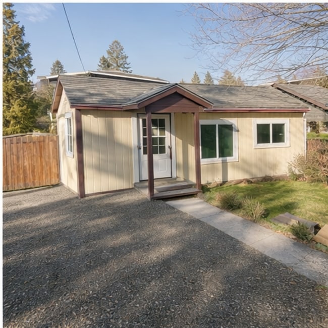 Building Photo - 10 SE Roosevelt Ave Unit #1