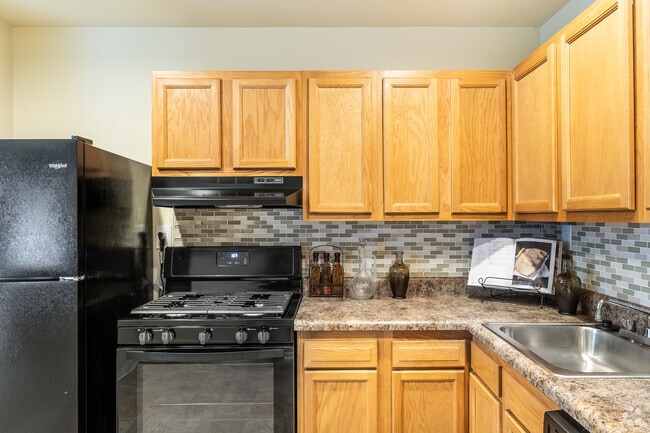 1BR, 1BA - 868SF - The Lilac - Kitchen - Thalia Gardens Apartments and Townhomes