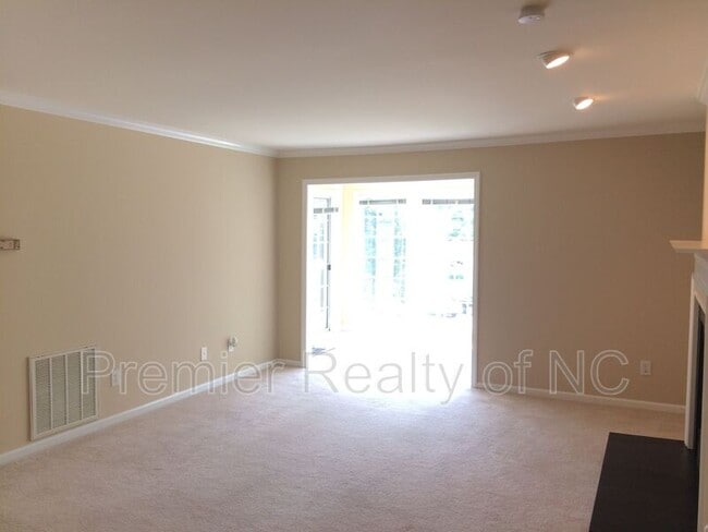 Photo - 126 River Oaks Ct