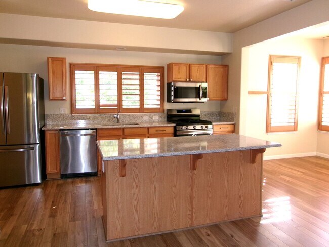 Photo - 3 Bedroom, 2-1/2 bath, 2-car garage in Nor...