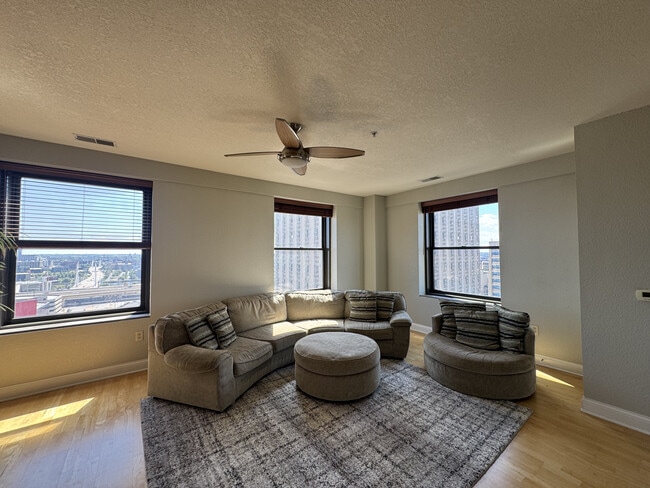 Photo - 606 W Wisconsin Ave Unidad 1501