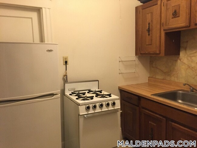 Building Photo - 349 Pleasant St