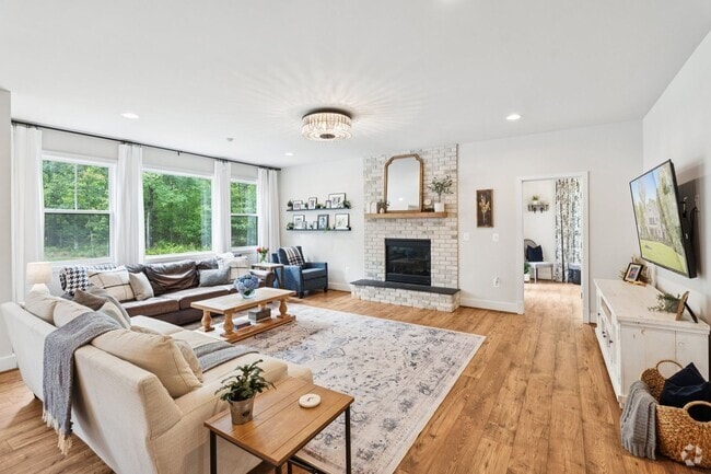 Building Photo - Impressive 6 Bed 4.5 Bath Single-Family Ho... Rental