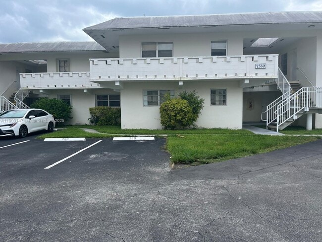 Building Photo - 7330 SW 82nd St Unit B217