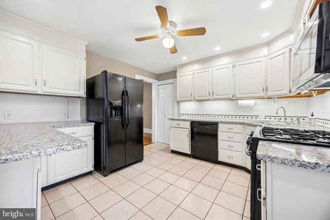 Photo - 437 Roxborough Ave