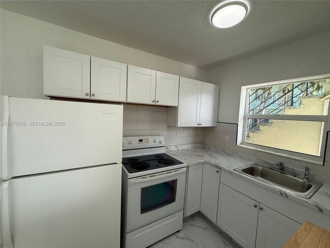 Photo - 855 W 29th St Unit 10