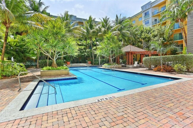 Building Photo - 6001 SW 70th St Unit 208