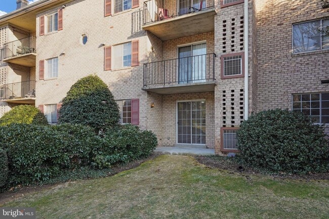 Building Photo - 1521 Colonial Dr Unit 104