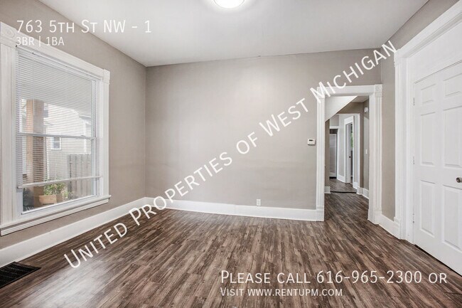 Photo - Available Now | Gorgeous 3 Bedroom 1 Bathr... Unidad 1