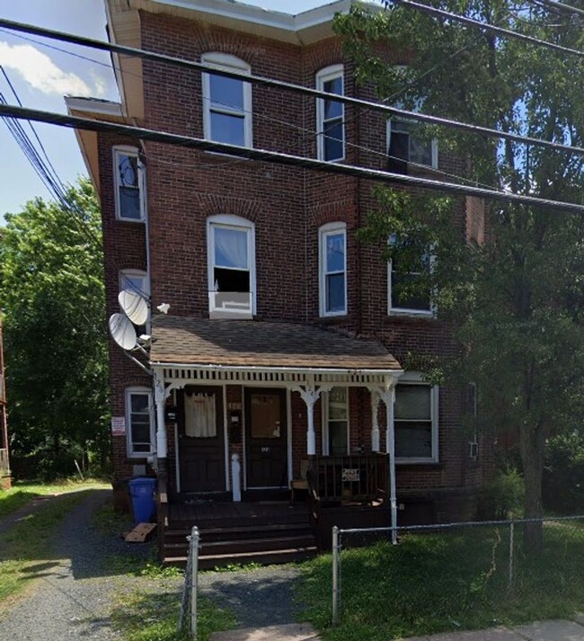 Building Photo - 124-126-126 Putnam St Unit 3rd Floor Rental