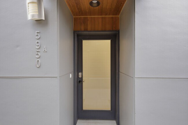 Photo - Spacious 2 bed 2.5 bath home in West Seattle