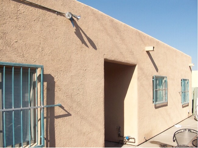 Building Photo - 814 E Lester St Unit 2