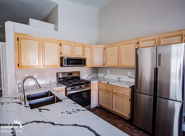 Building Photo - Stylish 2Bdm 2Ba Upstairs Condo in Gated C...
