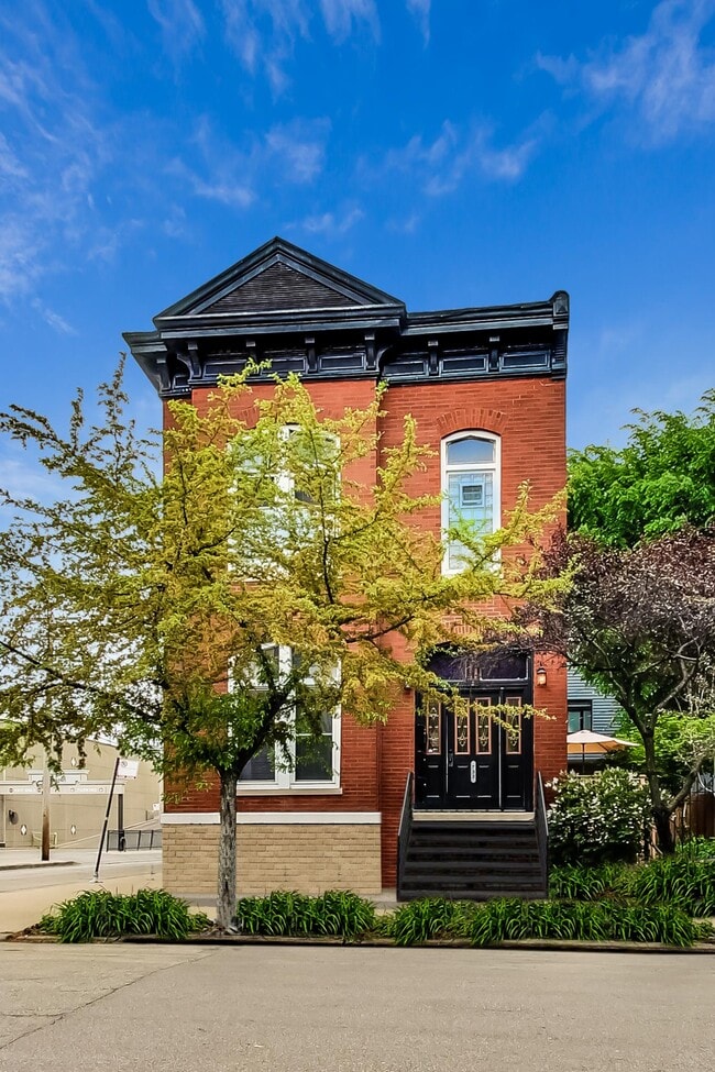 Building Photo - 733 N Hoyne Ave Unit West