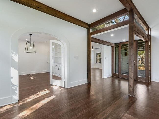 Photo - 2704 Oakhurst Ave