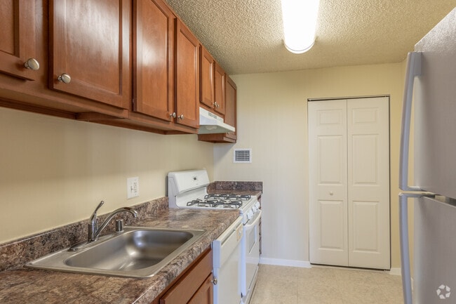 1BR, 1BA - 770 SF