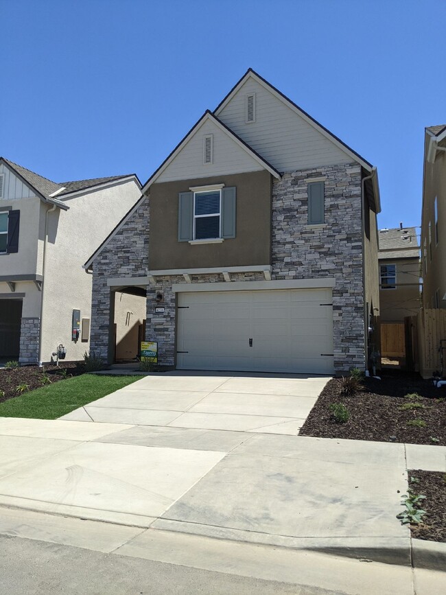 Building Photo - Ready Now! Beautiful Two Story Home in Nor...