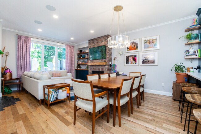 452 W 4th St