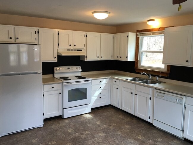 Building Photo - 2 Linda Ln Unit 3