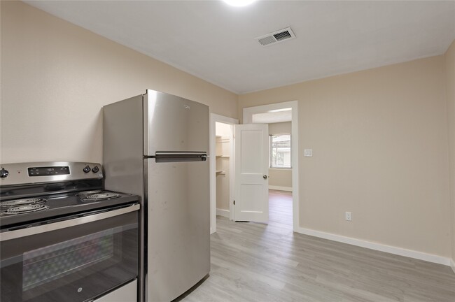 Photo - 1107 W Dogwood St