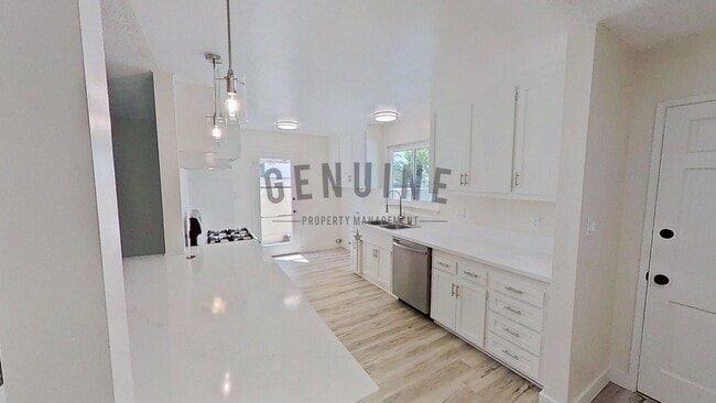 Building Photo - Upgraded 3Bd 2Ba House w/ Sunroom